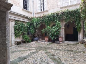 Visiter Nîmes, cours cachée, hotel particulier nimes - InhaleTravel.exhaleDeVie.com