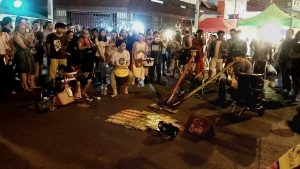 une rencontre en thaïlande - didgeridoo on street - inhaletravel