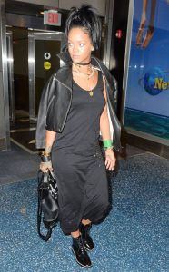 Rihanna à l'aeroport - optimiser son confort dans l'avion - inhaleTravel
